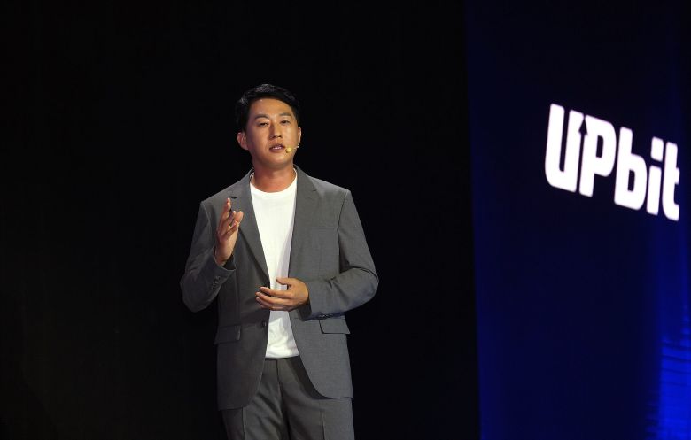 오경석 두나무 대표가 지난 9일 서울 강남구 그랜드 인터컨티넨탈 파르나스에서 열린 '업비트 D 콘퍼런스(UDC)'에서 발표하고 있다. /두나무 제공