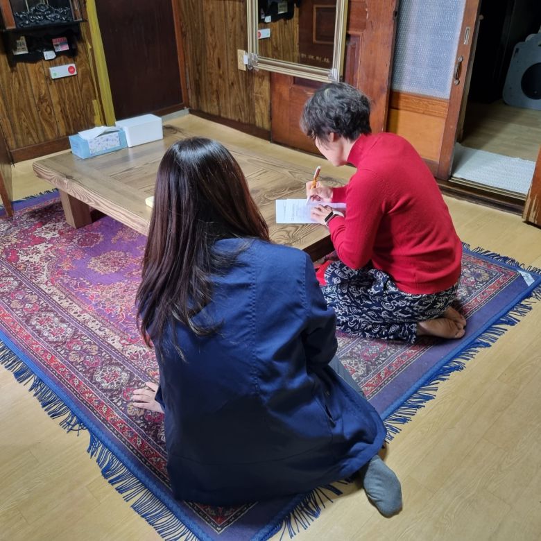 곡성군 관계자들이 고독사 예방을 위한 1인가구 실태조사를 추진하고 있다./곡성군