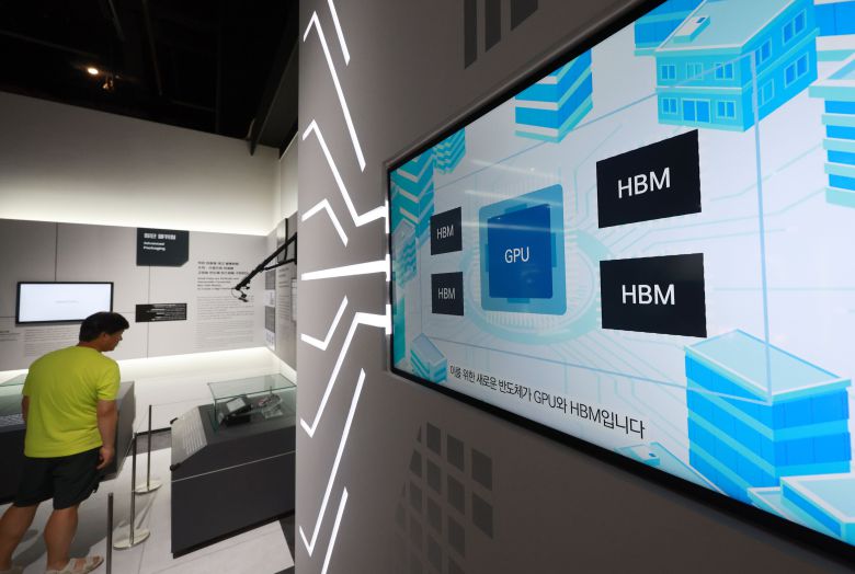 경기도 국립과천과학관 미래상상SF관에 설치된 반도체 산업 설명 영상에 그래픽처리장치(GPU)와 고대역폭 메모리(HBM) 구조 등에 대해 설명하는 영상이 나오고 있다. /연합뉴스