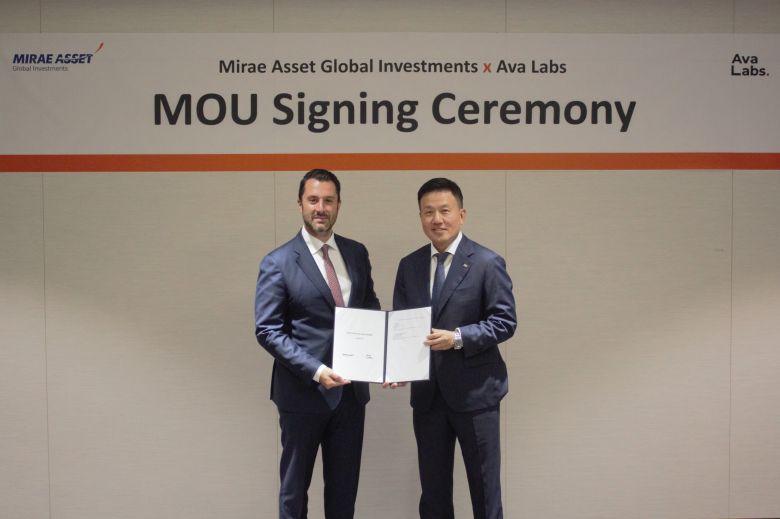 미래에셋자산운용이 25일 블록체인 플랫폼 아발란체(Avalanche)의 개발사 ‘아바랩스(Ava Labs)’와 펀드 토큰화 및 온체인 운용·결제 시스템 공동 개발을 위한 양해각서(MOU)를 체결했다. 왼쪽부터 아바랩스 존 나하스(John Nahas) CBO, 미래에셋자산운용 혁신/글로벌경영 부문 대표 김영환 사장./미래에셋 제공