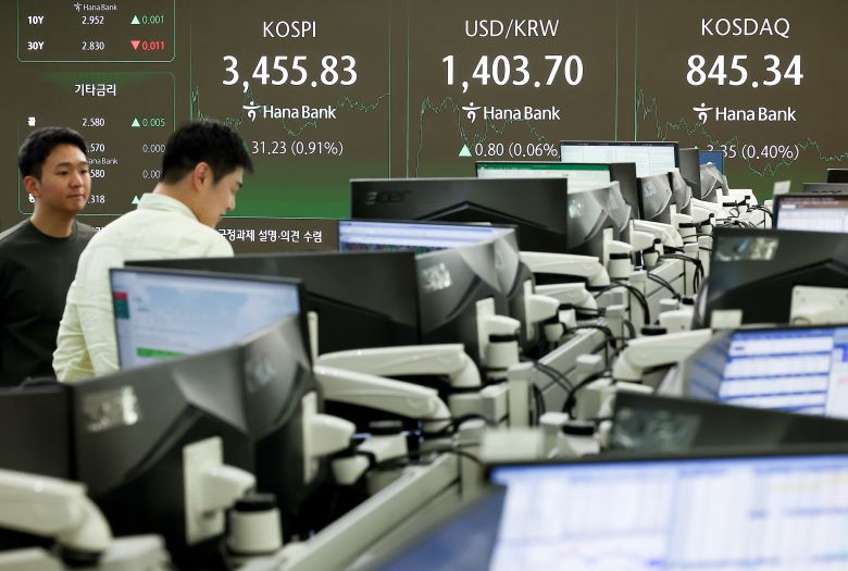 1일 오후 서울 중구 하나은행 본점 딜링룸 현황판에 코스피, 원·달러 환율, 코스닥 지수가 표시돼 있다. 이날 코스피는 전 거래일보다 31.23포인트(0.91%) 오른 3455.83으로, 코스닥지수는 전장보다 3.35포인트(0.40%) 오른 845.34로 마감했다. /연합뉴스