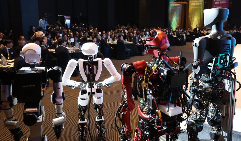 지난 4월 서울 중구 플라자호텔에서 열린 K-휴머노이드 연합 출범식에 전시된 휴머노이드 로봇들./뉴스1