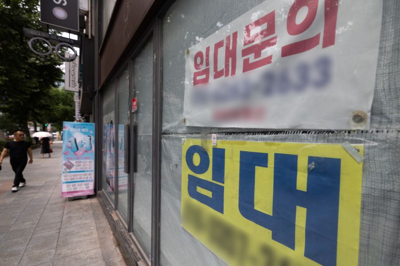 서울 시내의 한 점포에 임대 안내가 게시돼 있다. /뉴스1