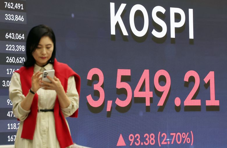 지난 2일 오후 서울 영등포구 여의도 여의도 한국거래소 모니터에 코스피 시황이 표시되고 있다./뉴스1