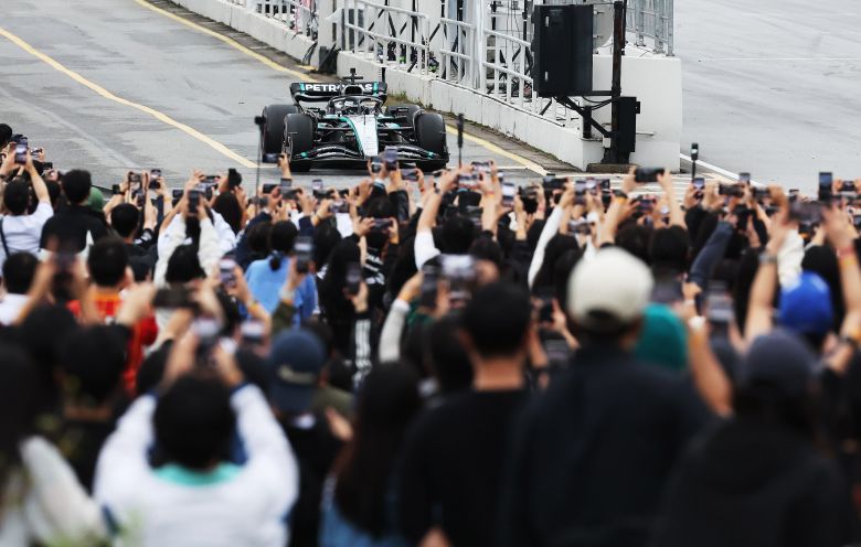 12일 경기 용인시 에버랜드 스피드웨이에서 열린 F1 쇼런 행사에서 메르세데스-AMG 페트로나스 소속 F1 드라이버 발테리 보타스가 메르세데스-AMG F1 W13 E 퍼포먼스를 타고 서킷을 주행하고 있다. /연합뉴스