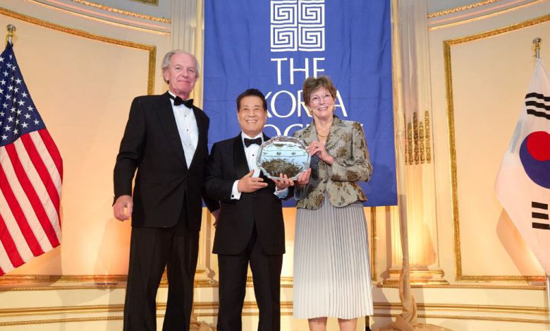 23일(현지 시각) 장인화(가운데) 포스코그룹 회장이 미국 뉴욕에서 '밴 플리트상'을 수상한 후, 토마스 번(왼쪽) 코리아소사이어티 회장, 캐슬린 스티븐스(오른쪽) 코리아소사이어티 이사장과 기념 촬영을 하고 있다. /포스코 홀딩스 제공