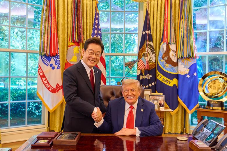 이재명 대통령이 지난 8월 25일(현지 시각) 미국 워싱턴 DC 백악관에서 열린 한미 정상회담을 마친 후 도널드 트럼프 미국 대통령과 악수하고 있다. 트럼프 대통령은 이번 경주 APEC CEO 서밋에서 특별세션 연사로 나설 예정이다. /이재명 대통령 SNS