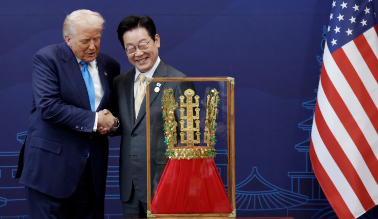 이재명 대통령이 29일 경북 경주박물관에서 도널드 트럼프 미국 대통령에게 '천마총 금관 모형'을 선물한 뒤 악수하고 있다. /연합뉴스