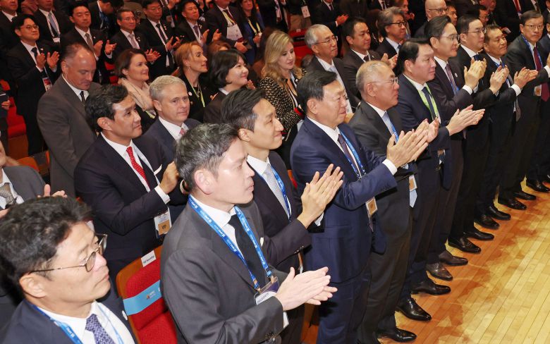 29일 경북 경주예술의전당에서 열린 'APEC CEO(최고경영자) 서밋'에서 참석자들이 박수로 이재명 대통령을 맞이하고 있다. 앞줄 왼쪽부터 이형희 SK수펙스 위원장, 정용진 신세계그룹 회장, 정기선 HD현대 회장, 신동빈 롯데그룹 회장, 정의선 현대차그룹 회장, 최태원 대한상공회의소 회장 겸 SK그룹 회장, 이재용 삼성전자 회장, 구광모 LG그룹 회장, 장인화 포스코홀딩스 회장,허태수 GS그룹 회장. /연합뉴스