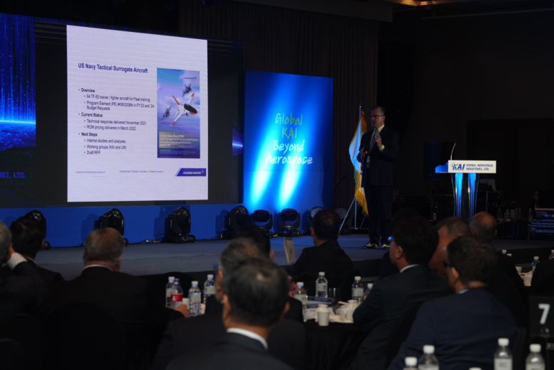 2023년 4월 한국항공우주산업(KAI)의 제11차 서플라이어 심포지엄에서 록히드마틴 관계자가 T-50 수출 전략을 발표하고 있다. /KAI 제공
