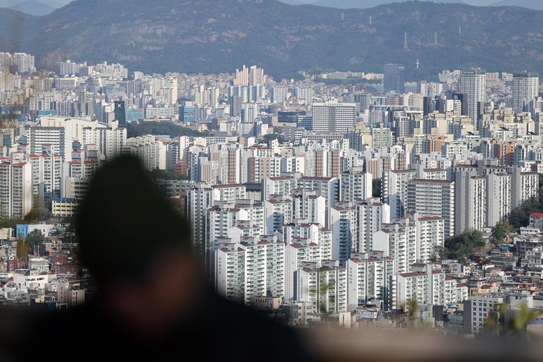 서울 남산에서 바라본 아파트 및 주택 단지. /뉴스1
