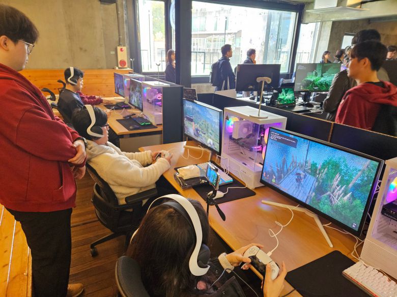 AMD×붉은사막 팝업스토어 2025 홍대 2층 시연존 전경./이경탁 기자