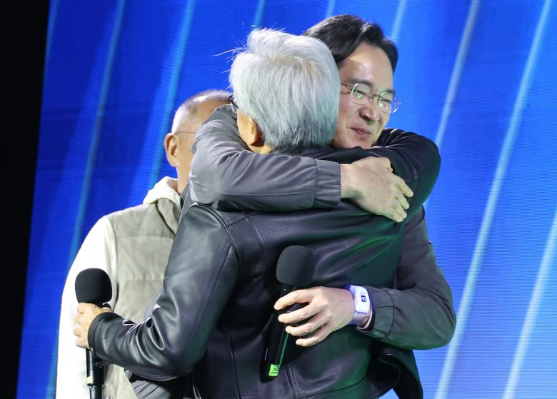 이재용 삼성전자 회장이 30일 서울 강남구 코엑스에서 열린 엔비디아 지포스 게이머 페스티벌에 참석해 젠슨 황 엔비디아 최고경영자(CEO)와 포옹하고 있다. /뉴스1