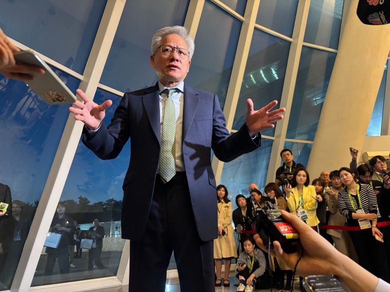 젠슨 황 엔비디아 최고경영자(CEO)가 31일 오후 경북 경주예술의전당에서 기자간담회 전 사전 Q&A를 하고 있다. /김수정 기자