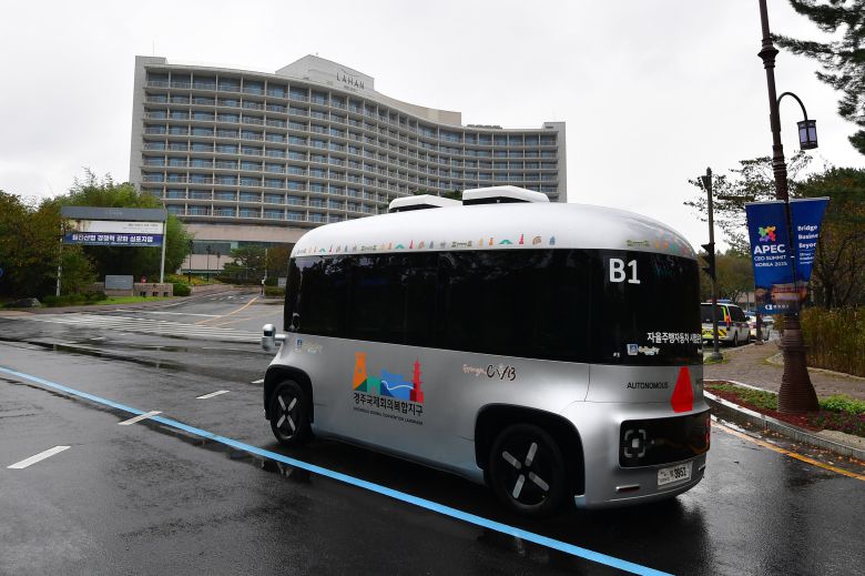APEC 2025 정상회의가 진행된 경주시 정상회의장인 보문단지 주변에서 자율주행 셔틀버스가 운행되고 있다. /뉴스1