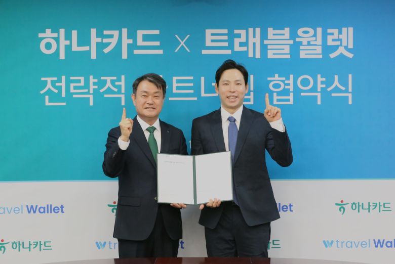 성영수(왼쪽) 하나카드 대표와 김형우 트래블월렛 대표가 협약식 후 기념사진 촬영을 하고 있다. /하나카드 제공