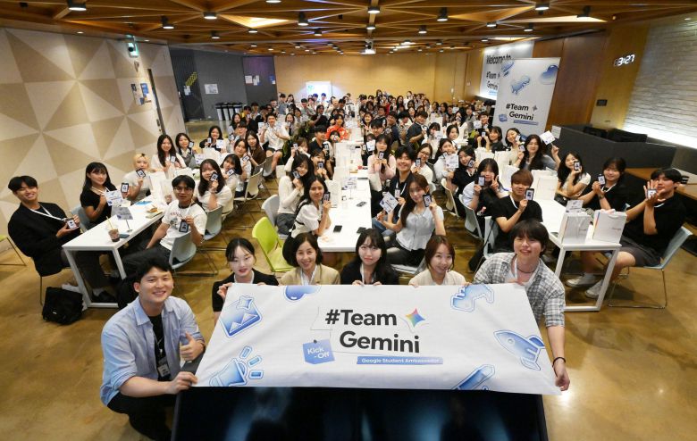 올해 8월 서울 구글 스타트업 캠퍼스에서 열린 제미나이 대학생 앰배서더 발대식 참석자들이 기념사진을 찍고 있다./구글코리아 제공