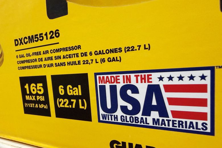 5일 미국 매사추세츠주 서머빌에서 미국 대법원이 글로벌 관세 합법성을 심사하는 가운데, 수입품으로 조립한 미국산 제품을 살펴보고 있다. /연합뉴스