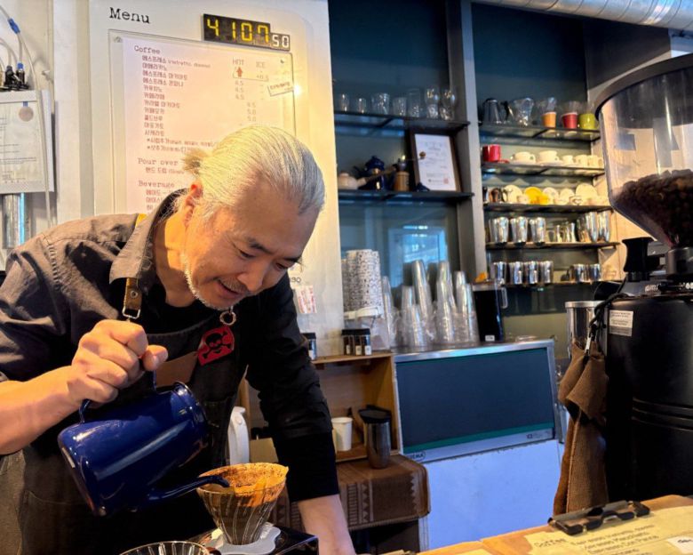 5일 서울 강남구 삼성동 카페에서 사장이 커피를 내리고 있다. /김수아 기자