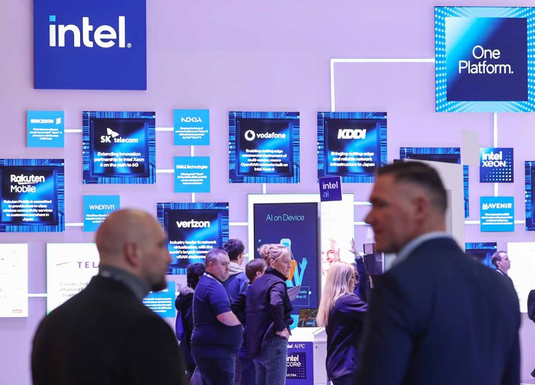 6일(현지 시각) 스페인 바르셀로나 피라 그란 비아 전시장에서 열린 '모바일 월드 콩그레스(MWC) 2025'를 찾은 관람객들이 인텔 부스를 방문해 AI 기술 등을 체험하고 있다./뉴스1