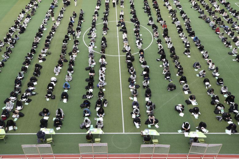 2026학년도 대학수학능력시험을 하루 앞둔 12일 오후 대구 중구 경대사대부고 운동장에서 열린 수능 예비소집에 참석한 졸업생과 재수생 등 수험생들이 유의사항을 듣고 있다./뉴스1