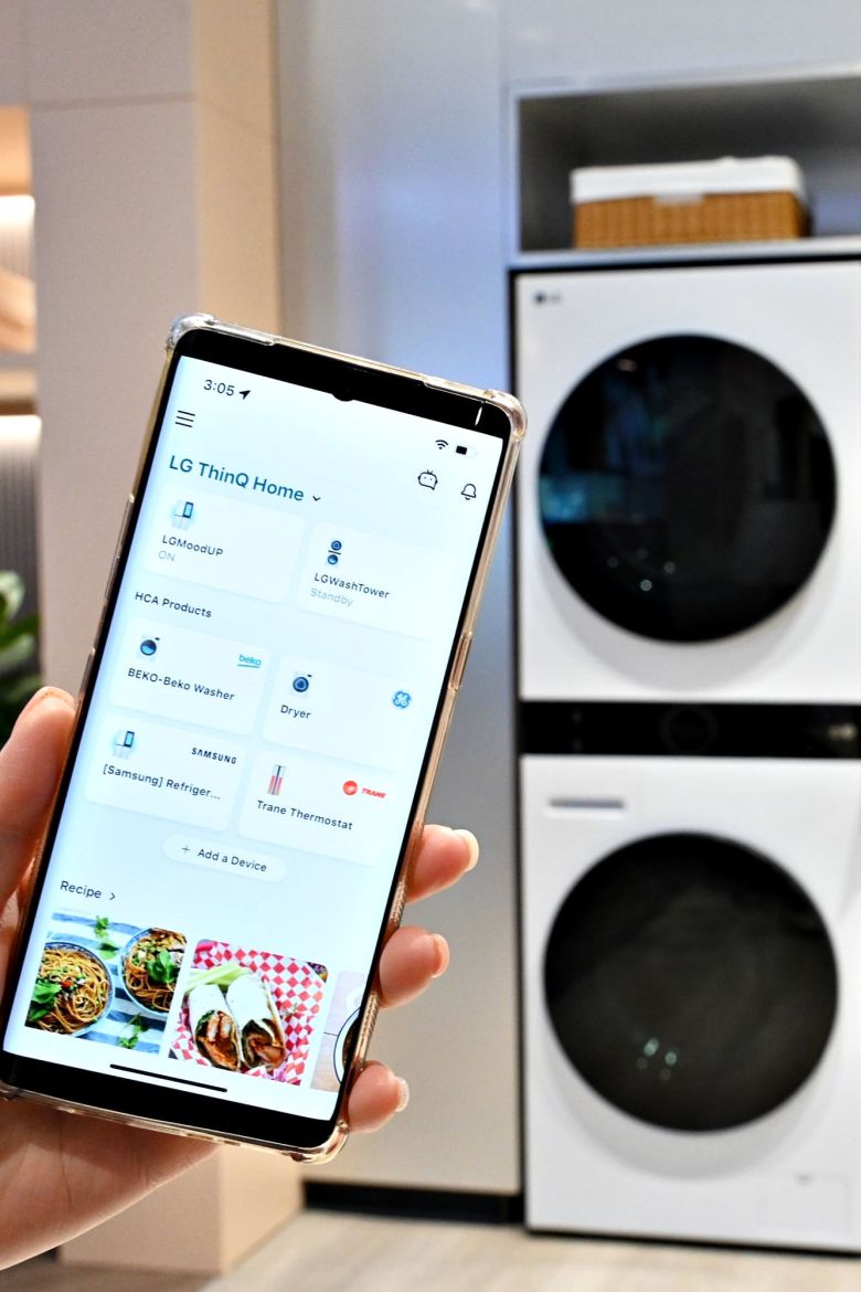 LG전자 관계자가 지난 2023년 세계 최대 가전·IT 전시회 ‘CES 2023’에서 가전 제어 앱 ‘씽큐’를 이용해 타사 가전을 동작하고, 타사 스마트홈 플랫폼을 통해 LG 가전을 작동하는 모습을 시연하고 있다./LG전자