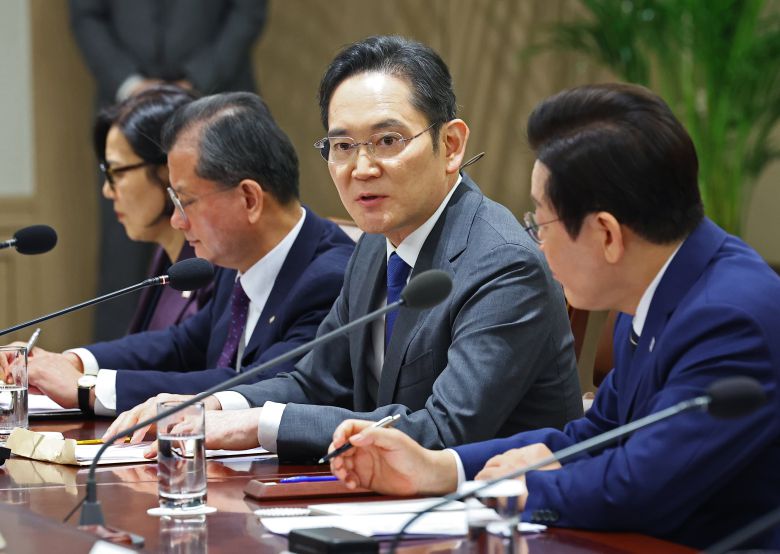 이재용 삼성전자 회장이 16일 용산 대통령실에서 열린 한미 관세협상 후속 민관 합동회의에서 발언하고 있다./연합뉴스