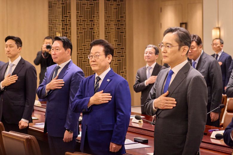 이재명 대통령이 16일 서울 용산 대통령실 청사에서 열린 한미 관세협상 후속 민관 합동회의에서 국민의례를 하고 있다./대통령실