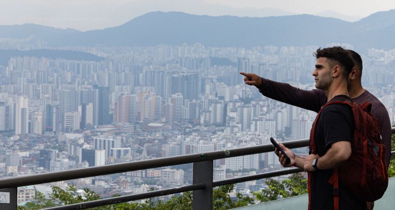 서울 아파트단지들을 바라보는 외국인 모습. /뉴스1