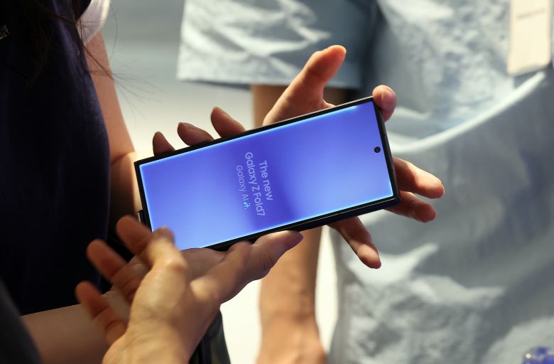 한 손님이 진열된 갤럭시Z폴드7을 살펴보고 있다. /뉴스1