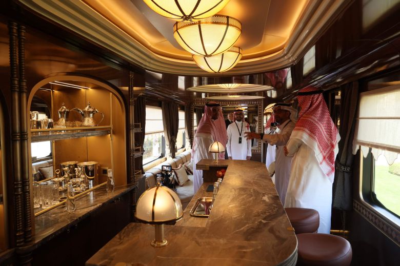지난 10월 사우디 리야드에서 열린 미래투자이니셔티브(FII) 컨퍼런스에서 초호화 열차 '사막의 꿈' 모형 객차 안에 손님들이 서 있다. /연합뉴스