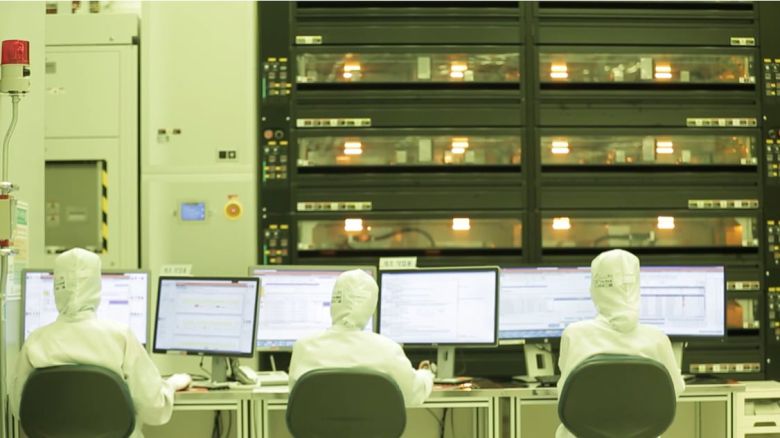 SK하이닉스 반도체 생산 라인에서 직원들이 업무를 보고 있다./SK하이닉스