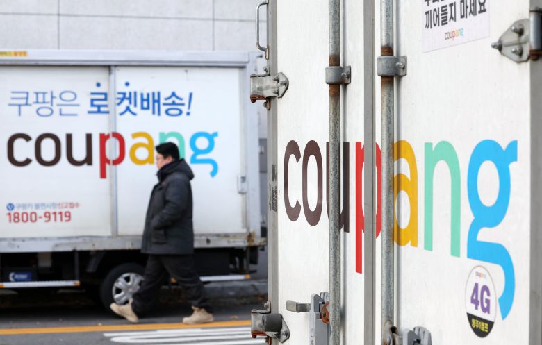 2일 서울에 한 쿠팡 물류센터 앞에 쿠팡 배송트럭들이 주차돼 있는 모습. /뉴스1