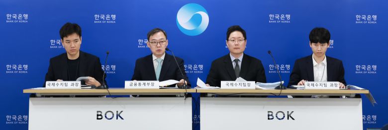 5일 서울 중구 한국은행에서 2025년 11월 국제수지(잠정) 기자설명회가 열리고 있다. 왼쪽부터 김태호 국제수지팀 과장, 송재창 금융통계부장, 박성곤 국제수지팀장, 김준영 국제수지팀 과장. /연합뉴스