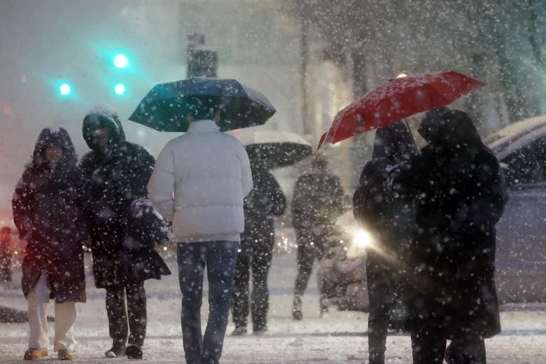첫눈이 내린 4일 오후 서울 광화문 네거리에서 퇴근길 시민들이 발걸음을 재촉하고 있다. 행정안전부는 이날 서울, 인천, 경기, 강원 등 4개 시도에 '대설 특보'를 발효했다./뉴스1