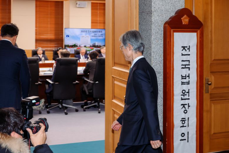 조희대 대법원장이 5일 오후 서울 서초구 대법원에서 열린 전국법원장회의에 참석하고 있다. /뉴스1