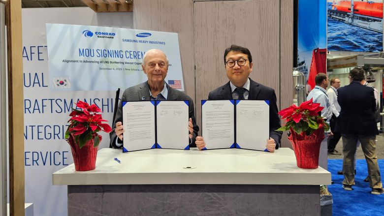강주년(오른쪽) 삼성중공업 팀장과 조니 콘래드 콘래드조선소 의장이 세계 워크보트쇼가 열린 미국 뉴올리언즈에서 양해각서 기념 촬영을 하고 있다. /삼성중공업 제공