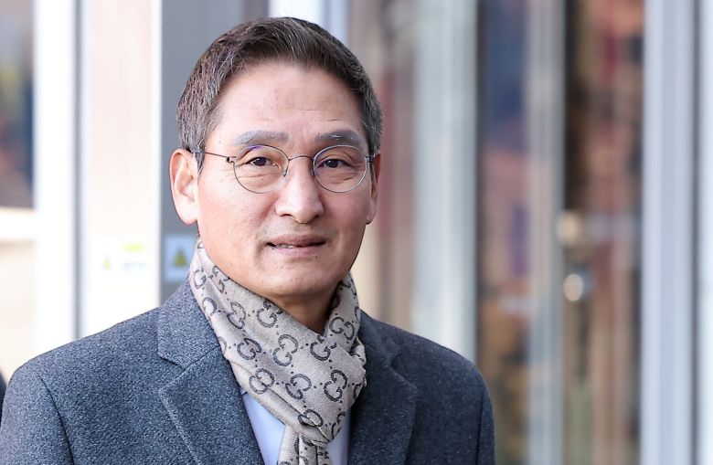 관봉권 띠지 폐기 의혹과 쿠팡 퇴직금 불기소 외압 의혹 진상 규명을 위한 특검(상설특별검사)에 임명된 안권섭 변호사가 지난달 18일 서울 여의도 사무실로 출근하고 있다. /뉴스1