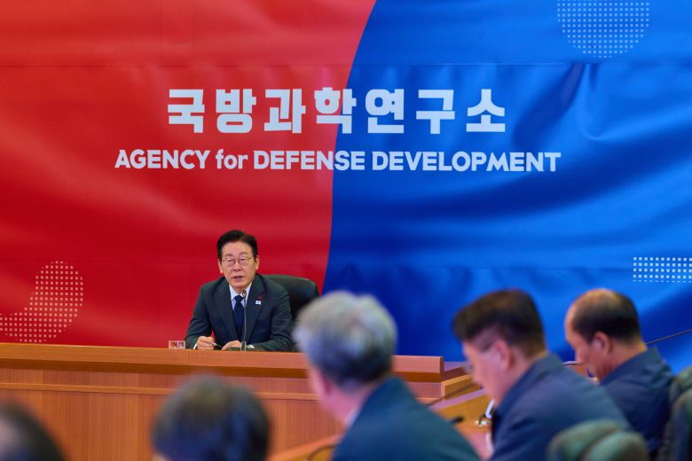 이재명 대통령이 5일 대전 유성구 국방과학연구소를 찾아 발언을 하고 있다. /대통령실 제공