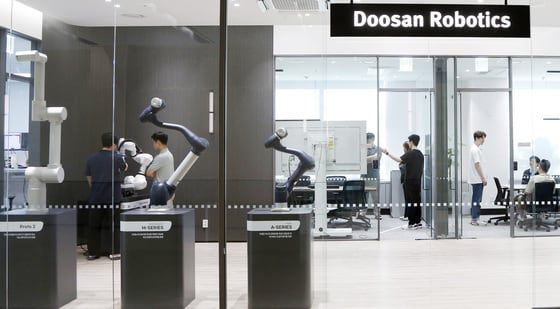 경기 성남 ‘두산로보틱스 이노베이션 센터’에서 연구개발 인력들이 기술 및 제품에 대한 논의하는 모습./두산로보틱스 제공