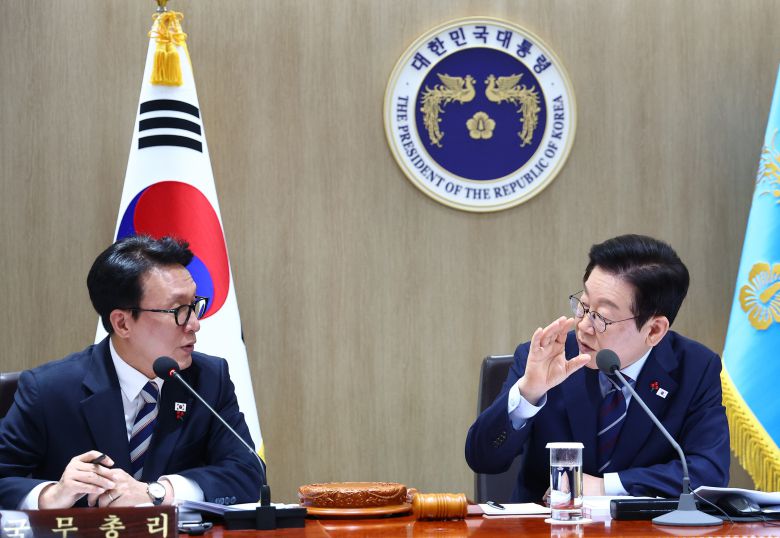 이재명 대통령과 김민석 국무총리가 2일 용산 대통령실에서 열린 국무회의에서 대화하고 있다. / 연합뉴스