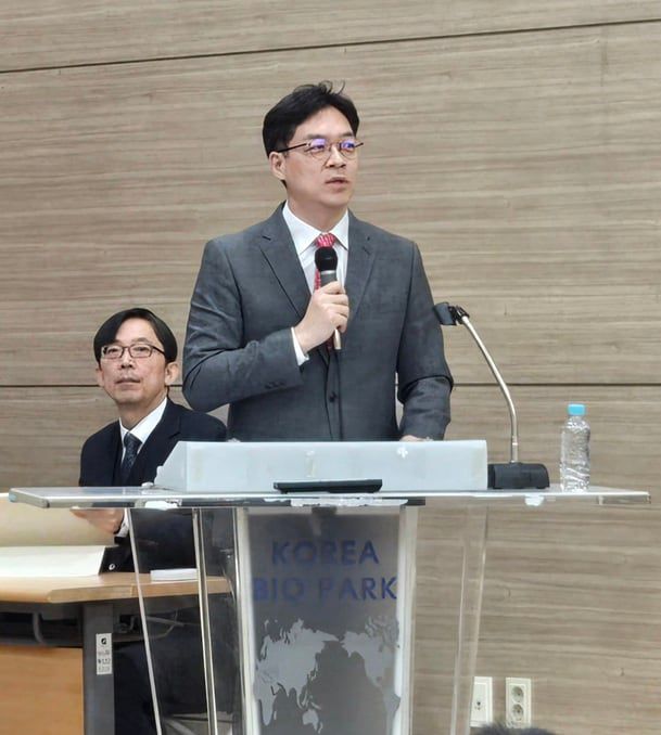 신동준 오스코텍 최고재무책임자(CFO)가 5일 오스코텍 임시 주주총회에서 참석 주주들의 질의에 답하고 있다. /허지윤 기자