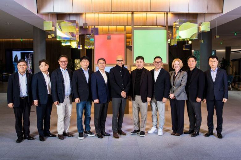 지난 1일(현지시각) 미국 MS의 레드몬드 캠퍼스에서 열린 'AIDC(AI 데이터센터) 테크쇼'에서 주요 참석자들이 기념사진을 촬영하고 있다. 헌신균 LG CNS CEO 사장(왼쪽 세번째부터), 김동명 LG에너지솔루션 CEO 사장, 조주완 LG전자 고문, 사티아 나델라 MS CEO, 류재철 LG전자 CEO 사장, 정수헌 LG사이언스파크 부사장, 홍범식 LG유플러스 CEO 사장(오른쪽 2번째), 이재성 LG전자 ES사업본부장 부사장./ LG전자 링크드인.