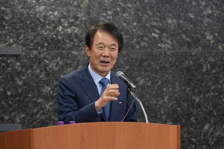 김종훈 한미글로벌 회장이 지난 17일 서울 강남구 논현동 건설회관에서 열린 '통일 독일 국토개발과 한반도의 국토전략' 세미나에서 축사를 하고 있다./한미글로벌 제공