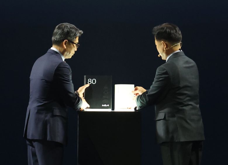 송호성 기아 대표이사 사장과 정의철 기아 기업전략실 전무가 5일 경기 용인시 처인구 기아 비전스퀘어에서 열린 '기아 80주년 기념식'에서 기아 80년 사사를 공개하고 있다. /뉴스1