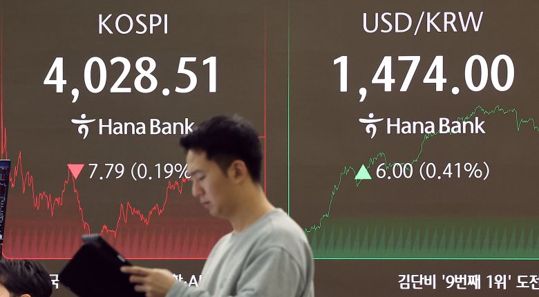 지난 4일 오후 서울 중구 하나은행 딜링룸 전광판에 코스피 지수와 원·달러 환율이 나타나고 있다. /뉴스1