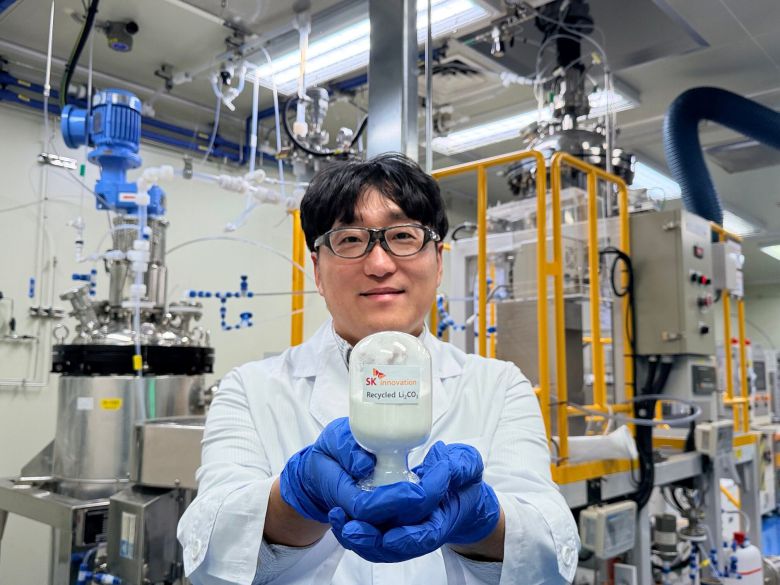 SK이노베이션 환경과학기술원 연구원이 LFP 배터리 재활용 기술을 통해 회수한 탄산리튬(Li₂CO₃)을 소개하고 있다. / SK이노베이션 제공