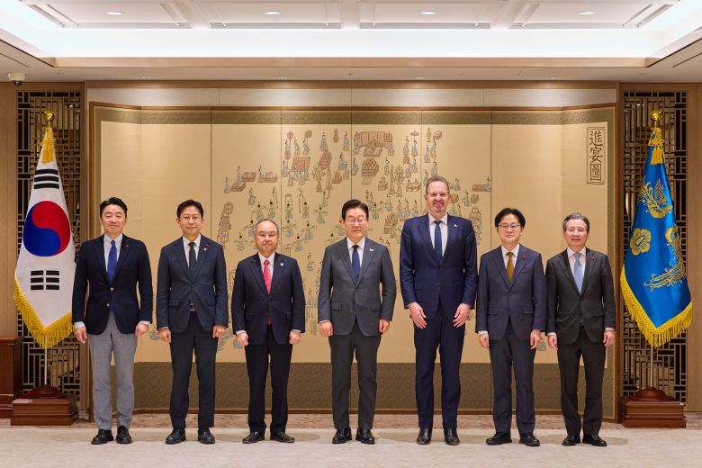 이재명 대통령이 5일 용산 대통령실에서 손정의 소프트뱅크그룹 회장, 르네 하스 암(Arm) 대표와 면담 전 기념촬영을 하고 있다. 왼쪽부터 강훈식 대통령비서실장, 배경훈 부총리 겸 과학기술정보통신부 장관, 손 회장, 이 대통령, 르네 하스 대표, 김정관 산업통상부 장관, 김용범 정책실장. /연합뉴스