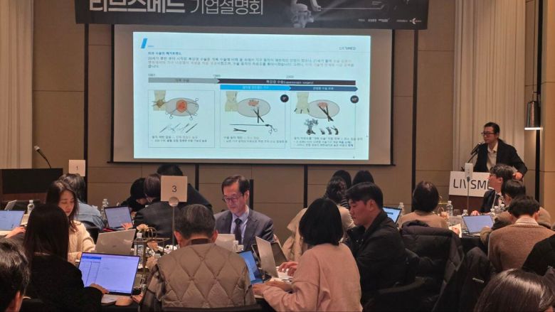 이정주 리브스메드 대표가 5일 서울 여의도 페어몬트 앰배서더에서 열린 기자간담회에서 회사 소개를 하고 있다./리브스메드