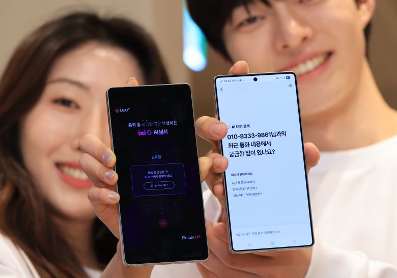 지난달 13일 서울 센트로폴리스에서 열린 LGU+, 통화 도우미 '익시오 AI 비서' 공개 행사에서 모델들이 '익시오 AI 비서'를 소개하고 있다./LG유플러스